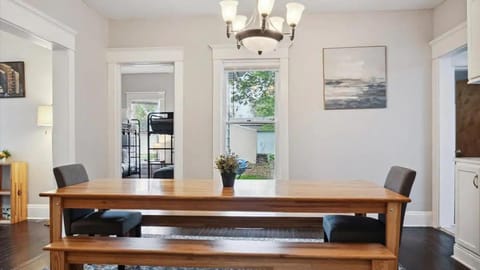 Blue & Gold Retreat sleeps 14 Minutes from ND House in South Bend