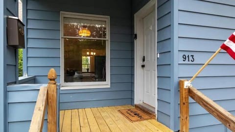 Blue & Gold Retreat sleeps 14 Minutes from ND House in South Bend