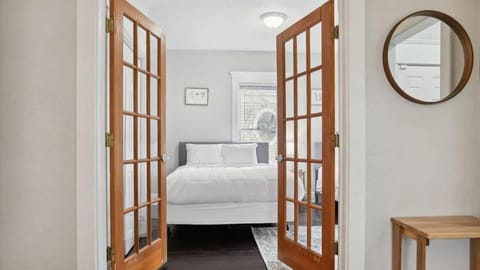 Blue & Gold Retreat sleeps 14 Minutes from ND House in South Bend