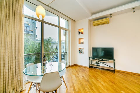 Communal lounge/ TV room, TV and multimedia, Living room, Seating area, Dining area, air conditioner