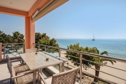 Natural landscape, View (from property/room), Balcony/Terrace, Seating area, Dining area, Sea view