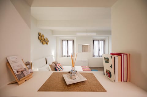 Photo of the whole room, Seating area