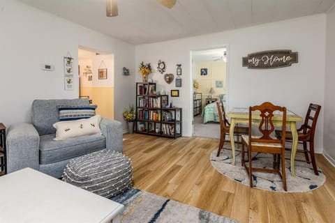 Cozy Bee Hive- Cheerful Stay Near Town House in Mount Vernon