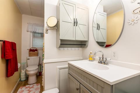 Cozy Bee Hive- Cheerful Stay Near Town House in Mount Vernon