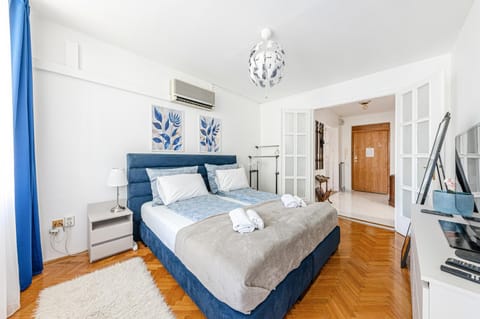 Bed, TV and multimedia, Photo of the whole room, Bedroom, towels