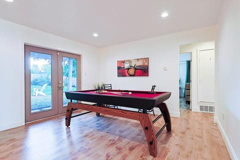 Billiard, Game Room