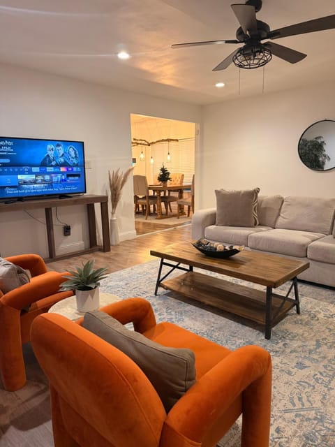 Communal lounge/ TV room, TV and multimedia, Living room, Seating area, Evening entertainment