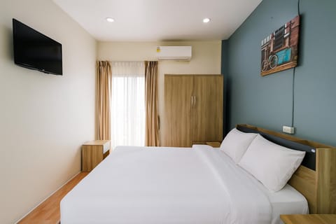 Bed, TV and multimedia, Bedroom, wardrobe, air conditioner
