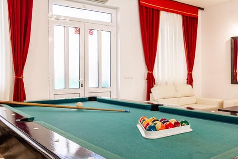 Billiard, Game Room