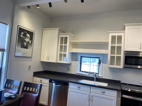 Kitchen or kitchenette, pet friendly, stove