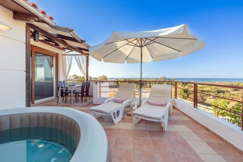 Day, Natural landscape, Hot Tub, Balcony/Terrace, Seating area, Sea view, sunbed