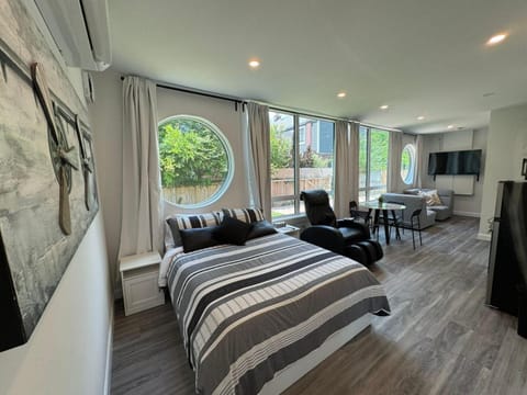 Communal lounge/ TV room, Bed, TV and multimedia, Photo of the whole room, Seating area, Bedroom, Garden view