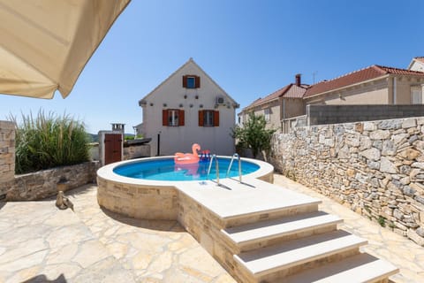 Property building, Day, Garden, Pool view, Swimming pool, Swimming pool