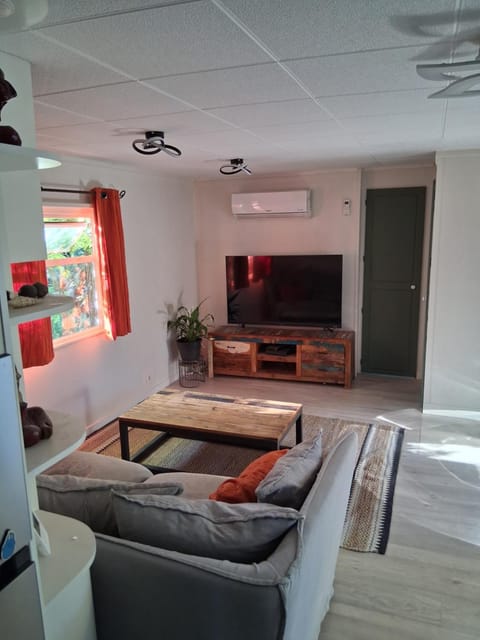 Camping Les Acacias Campground/
RV Resort in Pont-Saint-Esprit