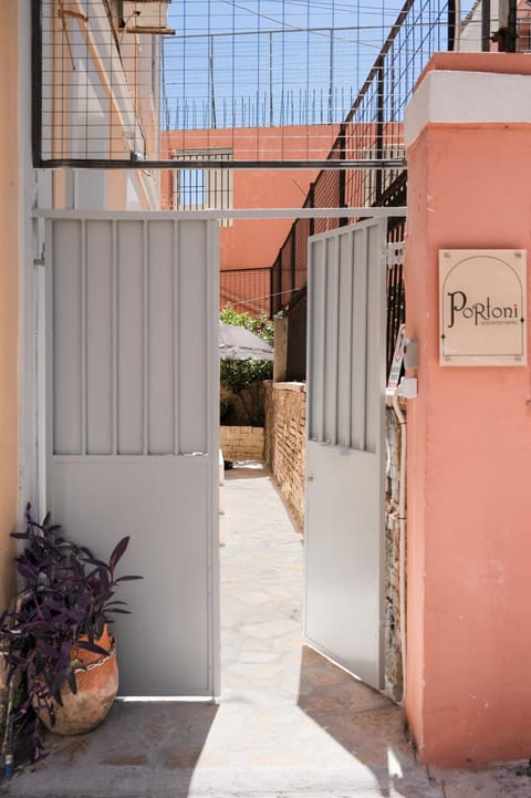 Facade/entrance