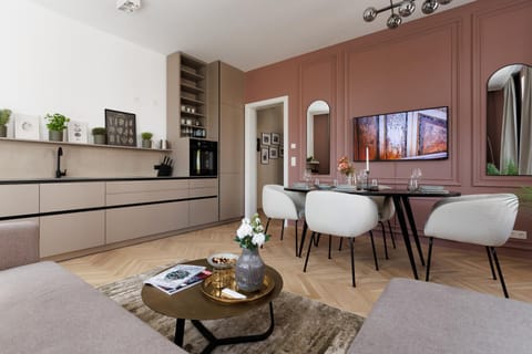 Coffee/tea facilities, Kitchen or kitchenette, Living room, Seating area, Dining area