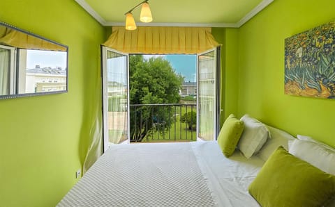 Bed, Bedroom, Garden view