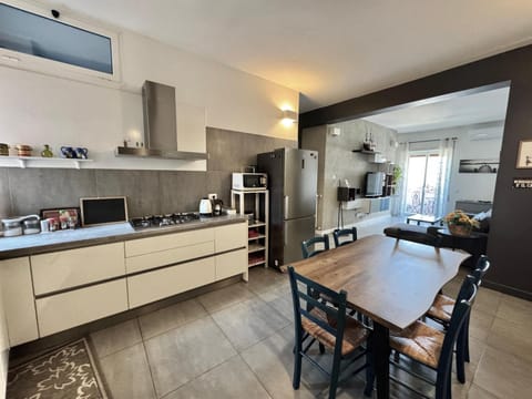 Coffee/tea facilities, Kitchen or kitchenette, Living room, Dining area