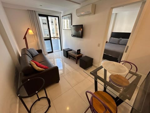 Communal lounge/ TV room, Bed, TV and multimedia, Living room, Seating area, Dining area, Evening entertainment, Bedroom, air conditioner