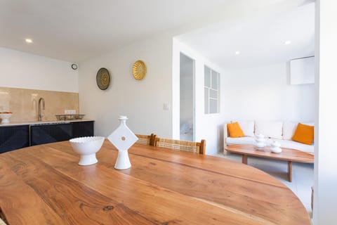 Kitchen or kitchenette, Living room, Seating area, Dining area, stove