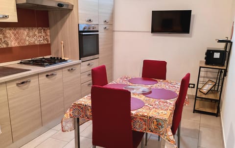TV and multimedia, Kitchen or kitchenette, Dining area, oven, stove
