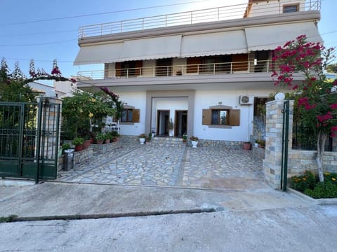 Property building, Facade/entrance, Day