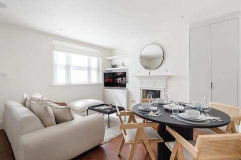 TV and multimedia, Seating area, Dining area