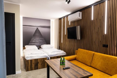 Communal lounge/ TV room, Bed, TV and multimedia, Living room, Photo of the whole room, Seating area, Bedroom, Drinks, towels