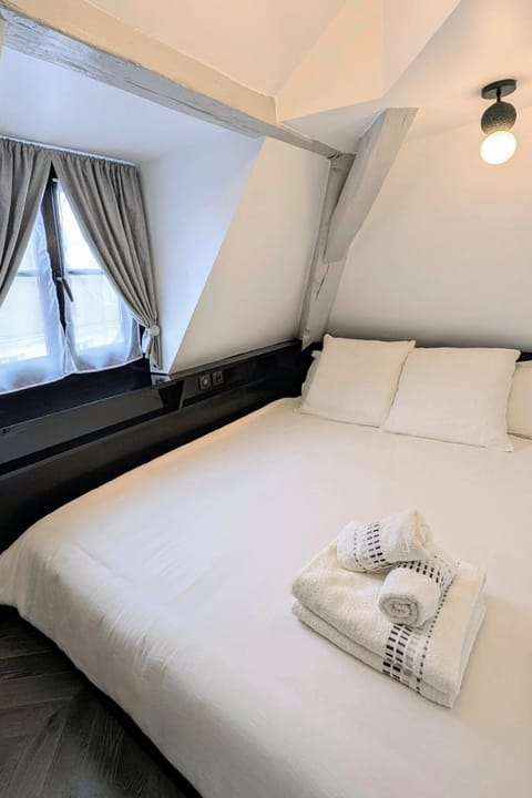 Photo of the whole room, Bedroom, towels