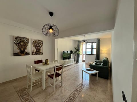 TV and multimedia, Living room, Seating area, Dining area