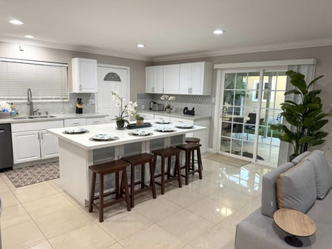 Disneyland Lux Villa 6BR 4BA Mini Golf Arcade Game House in Stanton