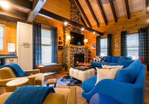 Chic Designer Log Cabin Hot Tub Pool TableDecks Cabin in Massanutten