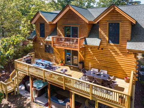 Chic Designer Log Cabin Hot Tub Pool TableDecks Cabin in Massanutten