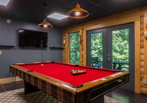 Chic Designer Log Cabin Hot Tub Pool TableDecks Cabin in Massanutten