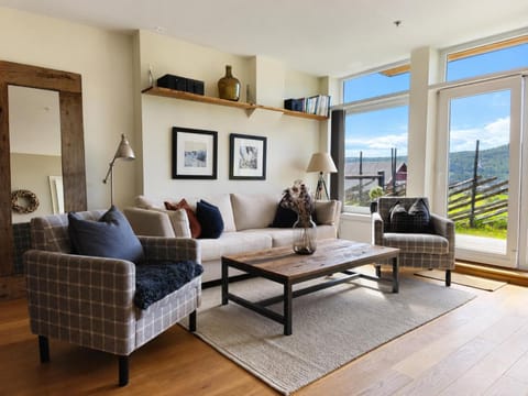 Natural landscape, Garden, Balcony/Terrace, Living room, Mountain view