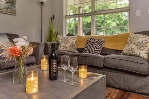 Living room, Food and drinks, Decorative detail, Decorative detail, Seating area, Drinks