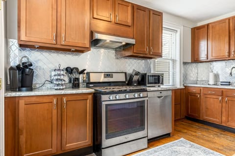 Coffee/tea facilities, Kitchen or kitchenette, dishwasher, oven, stove, toaster