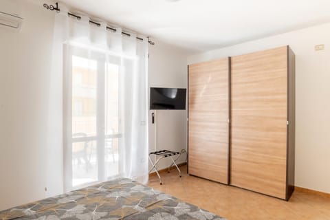 TV and multimedia, Bedroom, wardrobe, air conditioner