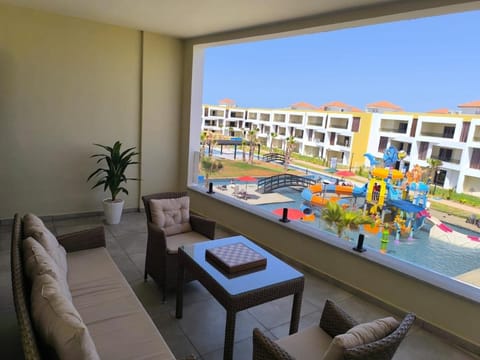 Balcony/Terrace, Pool view, Swimming pool, Swimming pool, sunbed