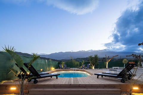 Swimming pool, sunbed