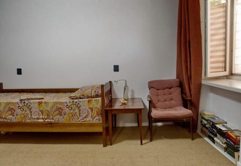 Bed, Photo of the whole room, Seating area