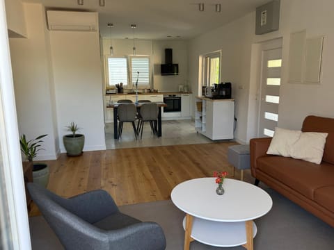 Kitchen or kitchenette, Living room, air conditioner