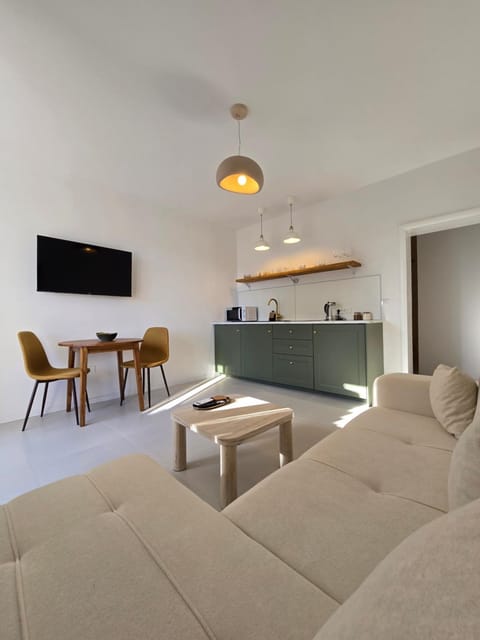 TV and multimedia, Kitchen or kitchenette, Living room, Seating area
