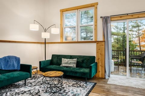 Updated! Spider Lake Loft l Modern l 10mi to TC House in Spider Lake