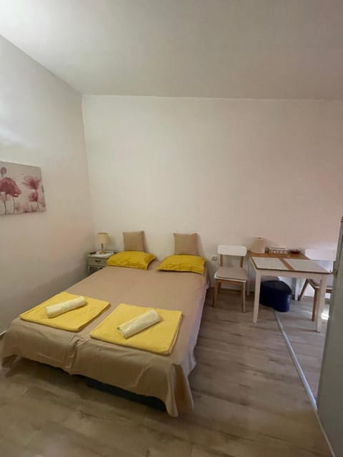 Bed, Dining area, towels
