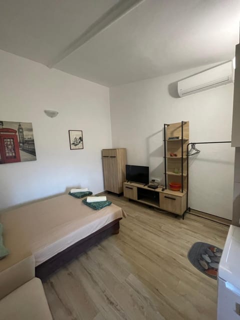 Bed, TV and multimedia, Bedroom, wardrobe, air conditioner