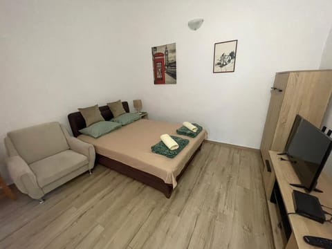 Bed, TV and multimedia, Seating area, Bedroom, towels