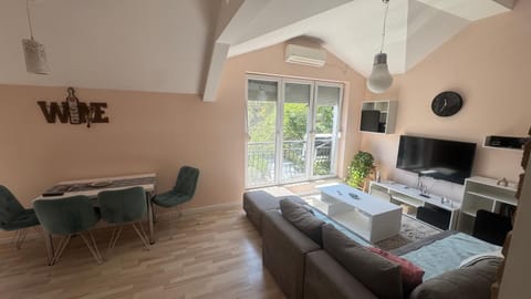 Communal lounge/ TV room, TV and multimedia, Living room, Seating area