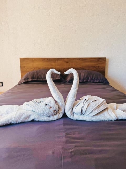 Bed, Bedroom, towels