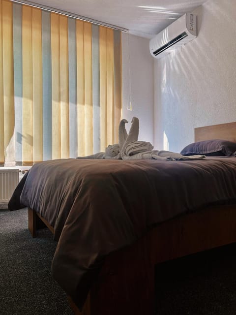 Bed, Bedroom, air conditioner